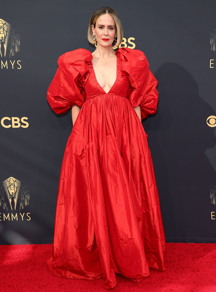 Anya Taylor-Joy, atriz de 'O Gambito da Rainha', ganha prêmio no 'Oscar da  Moda' com look extravagante